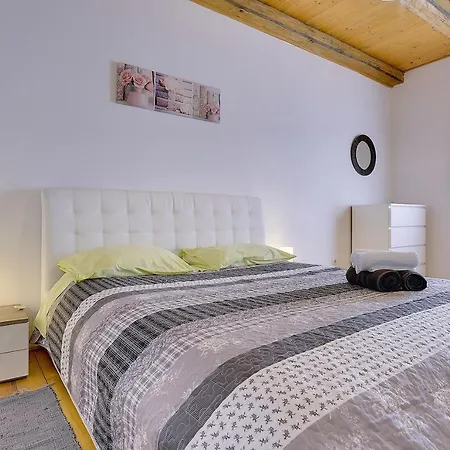 Rustikale Und Moderne Steinfinca Mit Zwei Parkplaetzen Nyaraló
