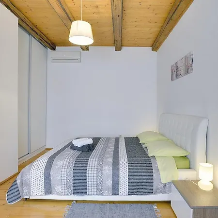 Rustikale Und Moderne Steinfinca Mit Zwei Parkplaetzen * Orihi