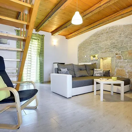 Rustikale Und Moderne Steinfinca Mit Zwei Parkplaetzen Orihi