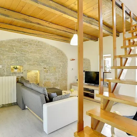 Rustikale Und Moderne Steinfinca Mit Zwei Parkplaetzen